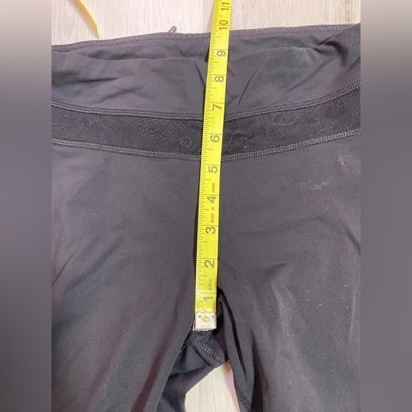 Lululemon Inspire Crop II Black With Lace Mesh Accents, Size 4 - Picture 8 of 9